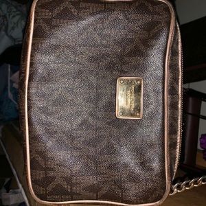 MICHAEL KORS CROSS BODY